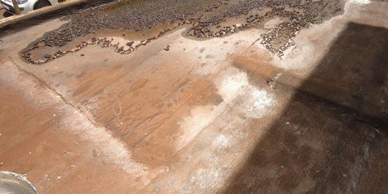 impermeabilização de laje. impermeabilização de laje antiga, é simples lavou trato as trincas, pronto para ser impermeabilizada, que tipo de material, o mais barato possível, molha bem espera um pouco, é só aplicar. 