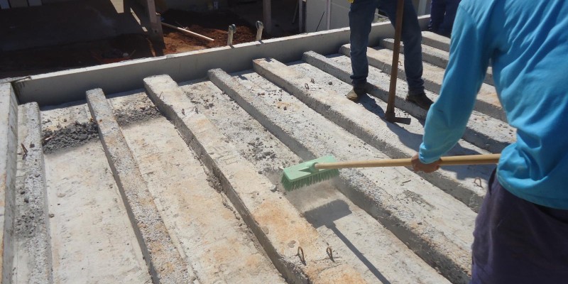 impermeabilização de laje. para impermeabilizar uma laje de concreto, faz uma limpeza para remover todas as partículas solta, tratar as trinca, e sobre a impermeabilização aplicar tinta térmica.   