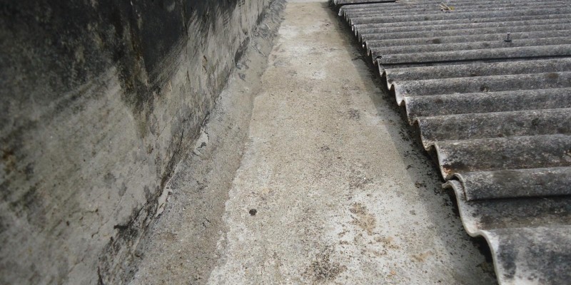 Impermeabilização de Calhas. as calhas de concretos precisam de manutenção no minimo uma vez ao o ano.