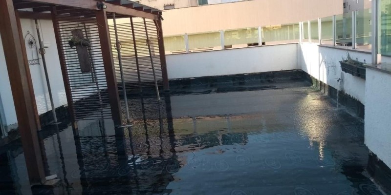 Impermeabilização de laje com manta asfáltica.