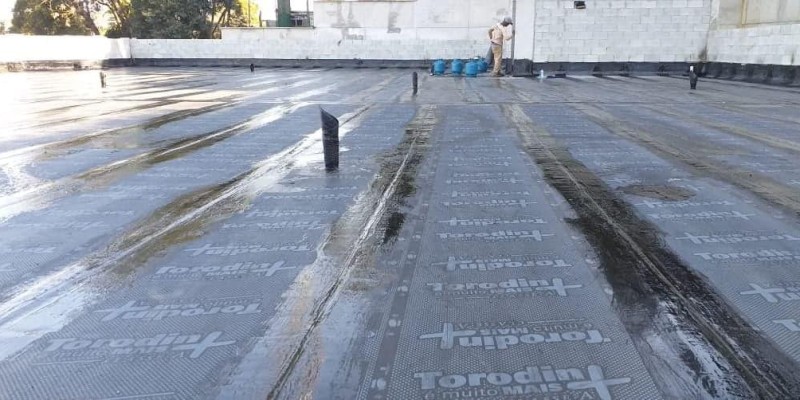 Impermeabilização de laje com manta asfáltica.