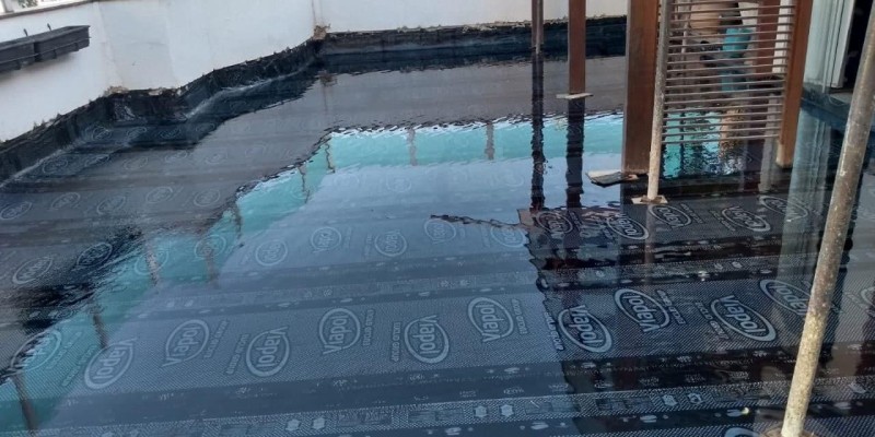 Impermeabilização de laje com manta asfáltica.