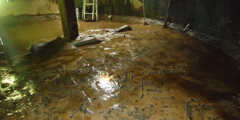 impermeabilização de caixa d'água e reservatório. remoção de manta, limpeza, preparo para uma nova impermeabilização, bem difícil.