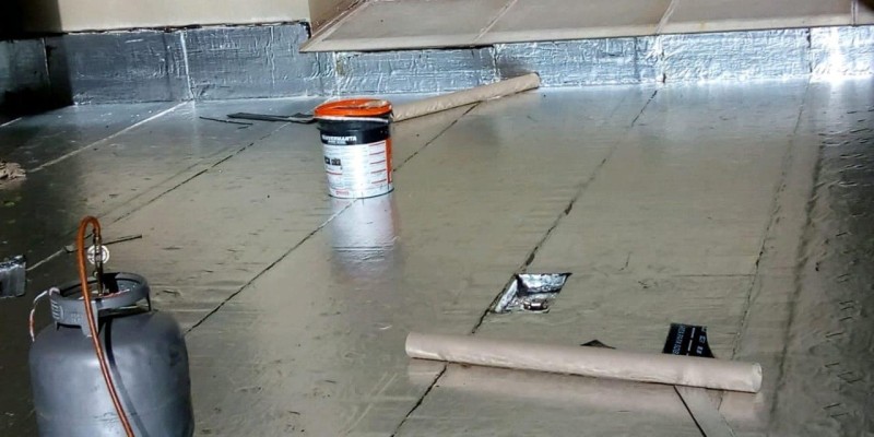 Impermeabilização de laje com manta aluminizada.