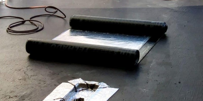 Impermeabilização de laje com manta aluminizada.