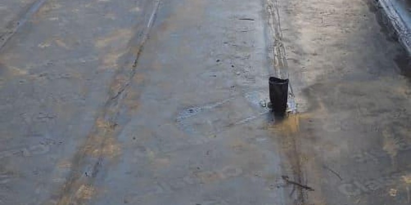 Impermeabilização de laje com manta asfáltica.