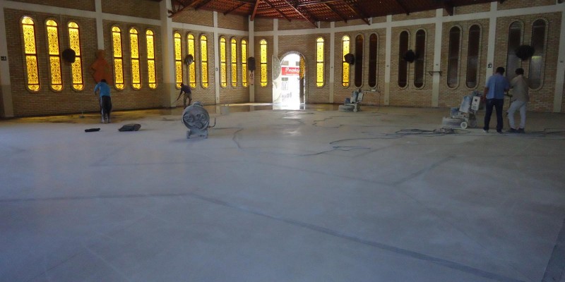 Pisos industriais de alta e baixa resistência, monolítico e concreto. 