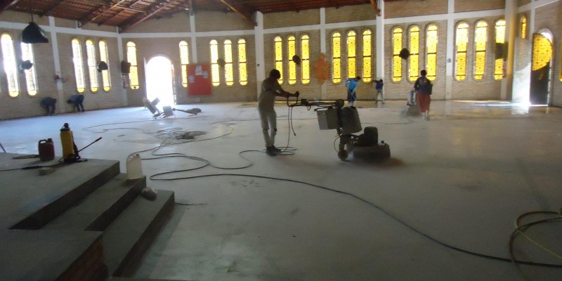 Pisos industriais de alta e baixa resistência, monolítico e concreto. 
