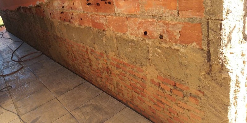 Impermeabilização e tratamento de umidade em parede.