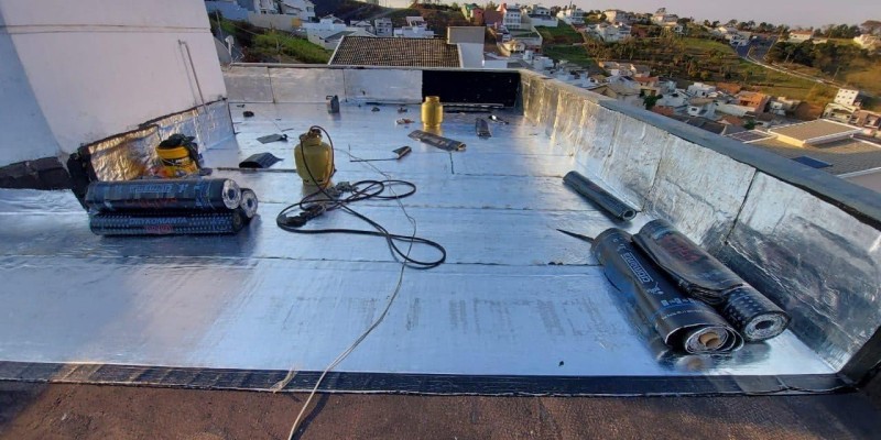 Impermeabilização e Isolamento Térmico, para Lajes e Telhados, com Manta Aluminizada e Tinta Térmica. e 