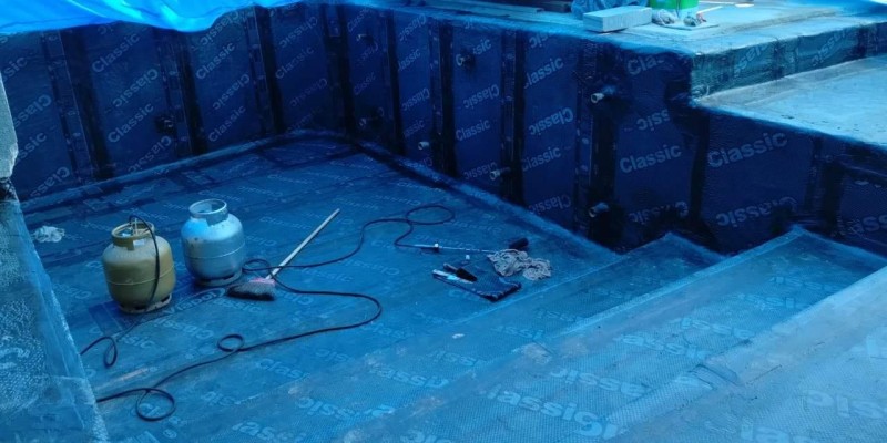 Impermeabilização de piscinas com manta asfáltica.