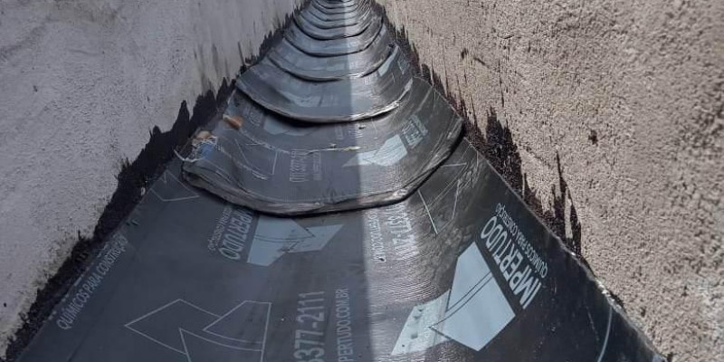 Impermeabilização de calhas de concreto.