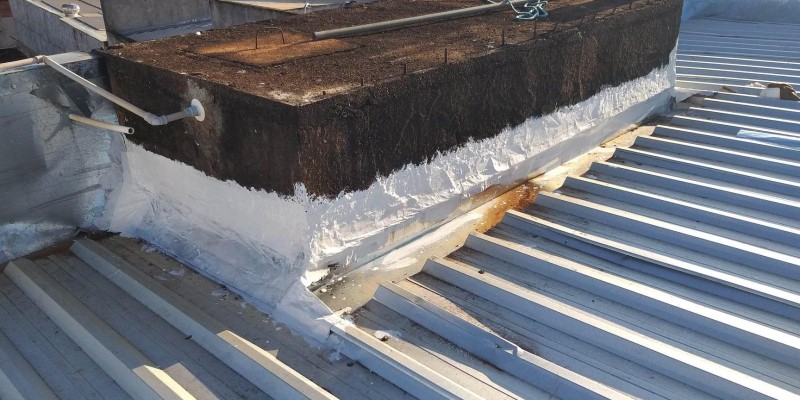 Tratamento de goteiras e vazamentos em telhado galvanizado.