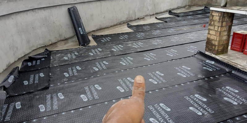 Impermeabilização de laje com manta asfáltica comum.