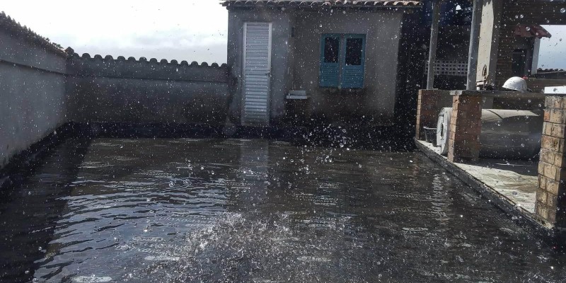 Impermeabilização de laje com manta asfáltica.