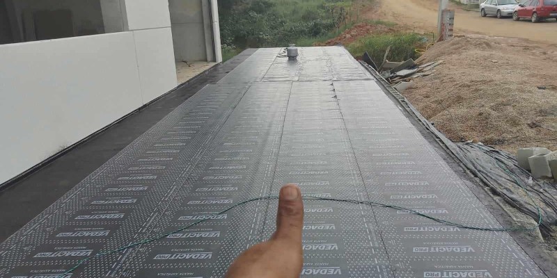 Impermeabilização de laje com manta asfáltica comum.