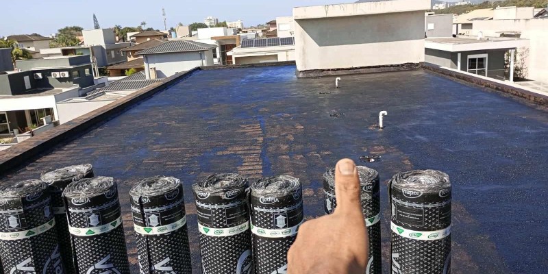Impermeabilização de laje com manta asfáltica comum.