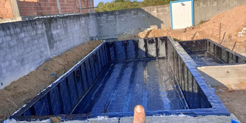 Impermeabilização de piscinas com manta asfáltica.