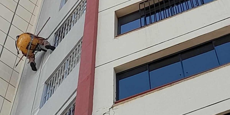Impermeabilização, tratamento de trincas e pintura em condomínios.