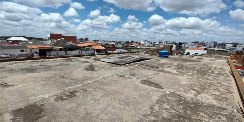 Impermeabilização de lajes expostas com manta asfáltica aluminada e tinta térmica emborrachada.