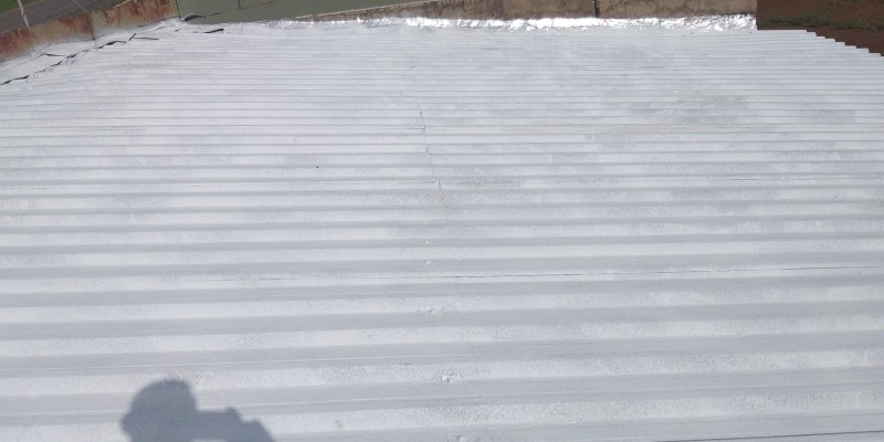Impermeabilização e isolamento térmico, para telhados e coberturas com tinta térmica emborrachada.