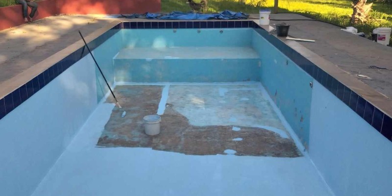 Impermeabilização e recuperação de piscina de fibra, borracha liquida e bidim.