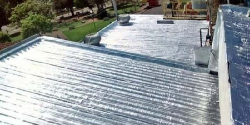 Impermeabilização e isolamento térmico, para telhados e coberturas expostas.