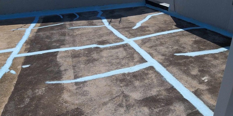 Impermeabilização de lajes expostas com manta asfáltica aluminada e tinta térmica emborrachada.