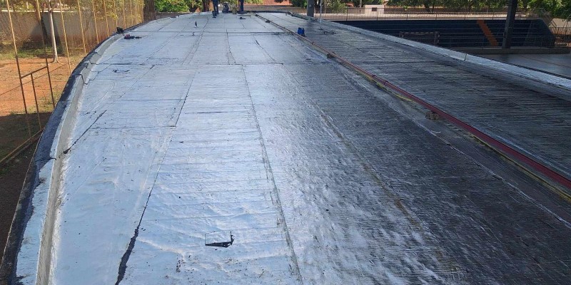 Impermeabilização de lajes expostas com manta asfáltica aluminada e tinta térmica emborrachada.
