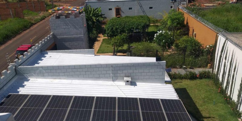 Impermeabilização e isolamento térmico para e telhados coberturas expostas com tinta térmica emborrachada, lavar tratar as goteiras depois pintar duas demãos. 