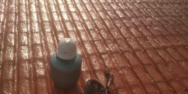 Impermeabilização e isolamento térmico, para telhados e coberturas expostas.