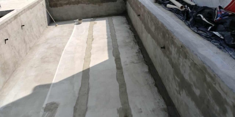 Impermeabilização de piscina, com argamassa polimérica e tele de poliéster.