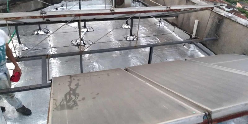Impermeabilização de laje exposta com manta asfáltica aluminada.