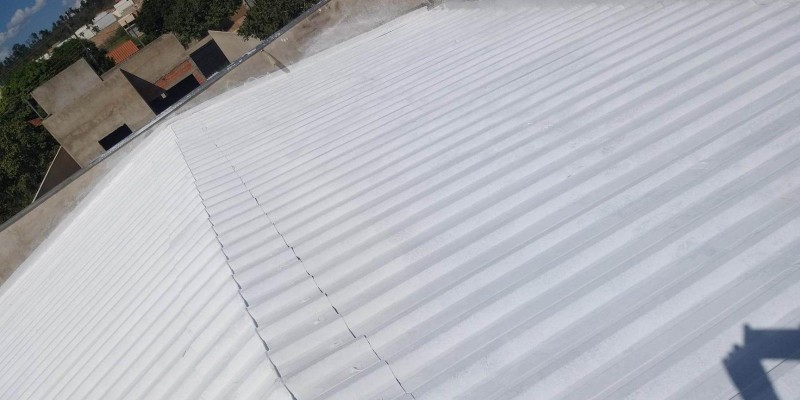 Impermeabilização e isolamento térmico, para telhados e coberturas expostas.