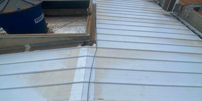 Impermeabilização e isolamento térmico, para telhados e coberturas expostas.