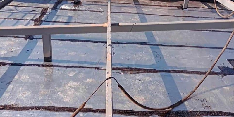 Impermeabilização e isolamento térmico, para telhados e coberturas expostas.