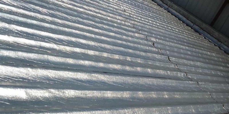 Impermeabilização e isolamento térmico, para telhados e coberturas expostas com manta asfáltica aluminada.