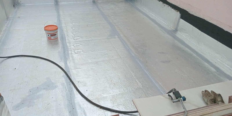 Impermeabilização de lajes expostas com manta asfáltica aluminada.