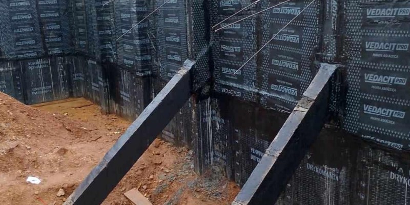 Impermeabilização de muro de arrimo, baldrames, alicerce e paredes, manta asfáltica, argamassa polimérica e manta liquida.
