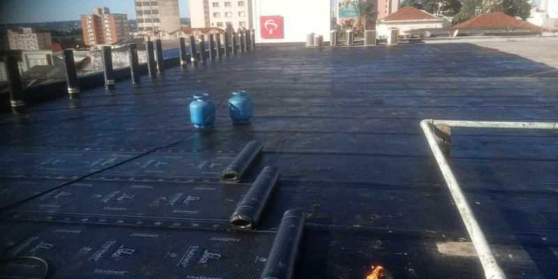 Impermeabilização de lajes e coberturas com manta asfáltica.