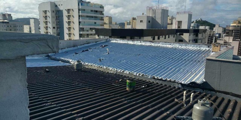 Impermeabilização e isolamento térmico, para telhados e coberturas expostas.
