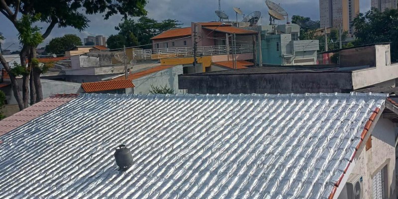 Impermeabilização e isolamento térmico, para telhados e coberturas expostas.