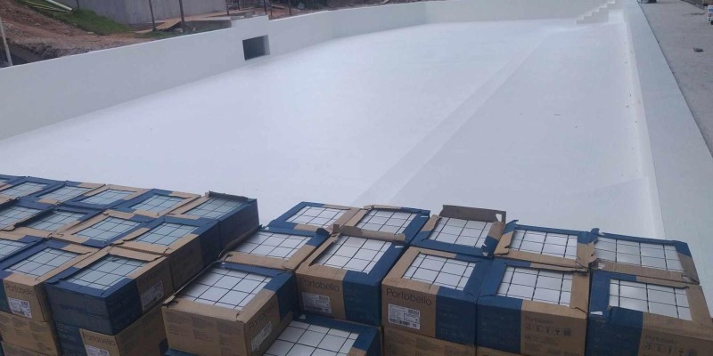 Impermeabilização de piscina, com borracha liquida e tela de poliéster.