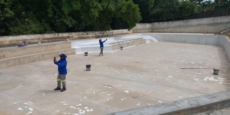 Impermeabilização de piscinas com borracha liquida e tela de poliéster.