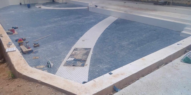 Impermeabilização de piscinas com borracha liquida e bidim, garantia de 5 anos.