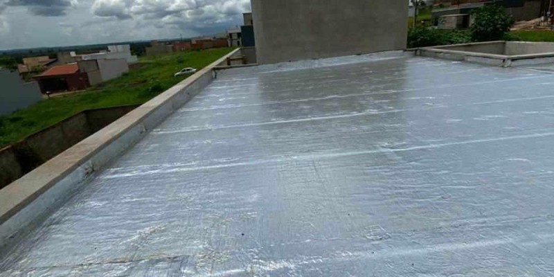 Impermeabilização e isolamento térmico de laje exposta, manta asfáltica aluminada.
