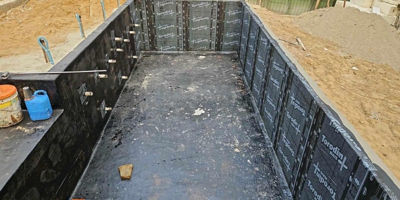 Impermeabilização de piscina com manta asfáltica.