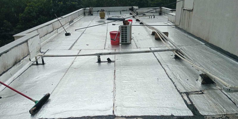 Impermeabilização e isolamento térmico, para telhados e coberturas expostas com manta asfáltica aluminada e borracha liquida térmica.