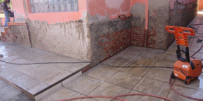 Impermeabilização e tratamento de umidade, argamassa polimérica e resina acrílica.