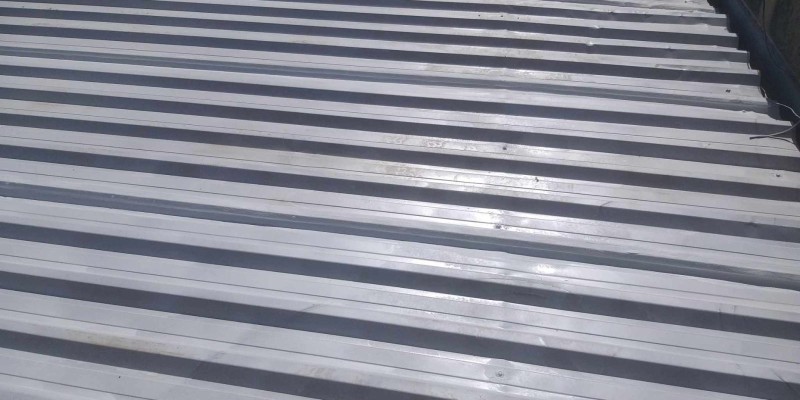 Impermeabilização e isolamento térmico, para telhados e coberturas expostas com borracha liquida térmica e bidim.